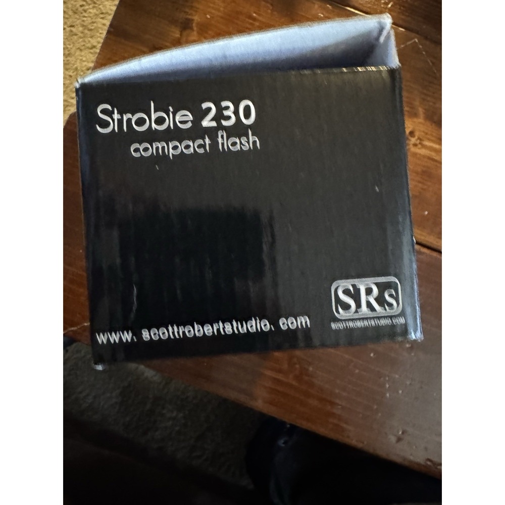 Strobie 230 Camera Flash - Picture 8 of 10